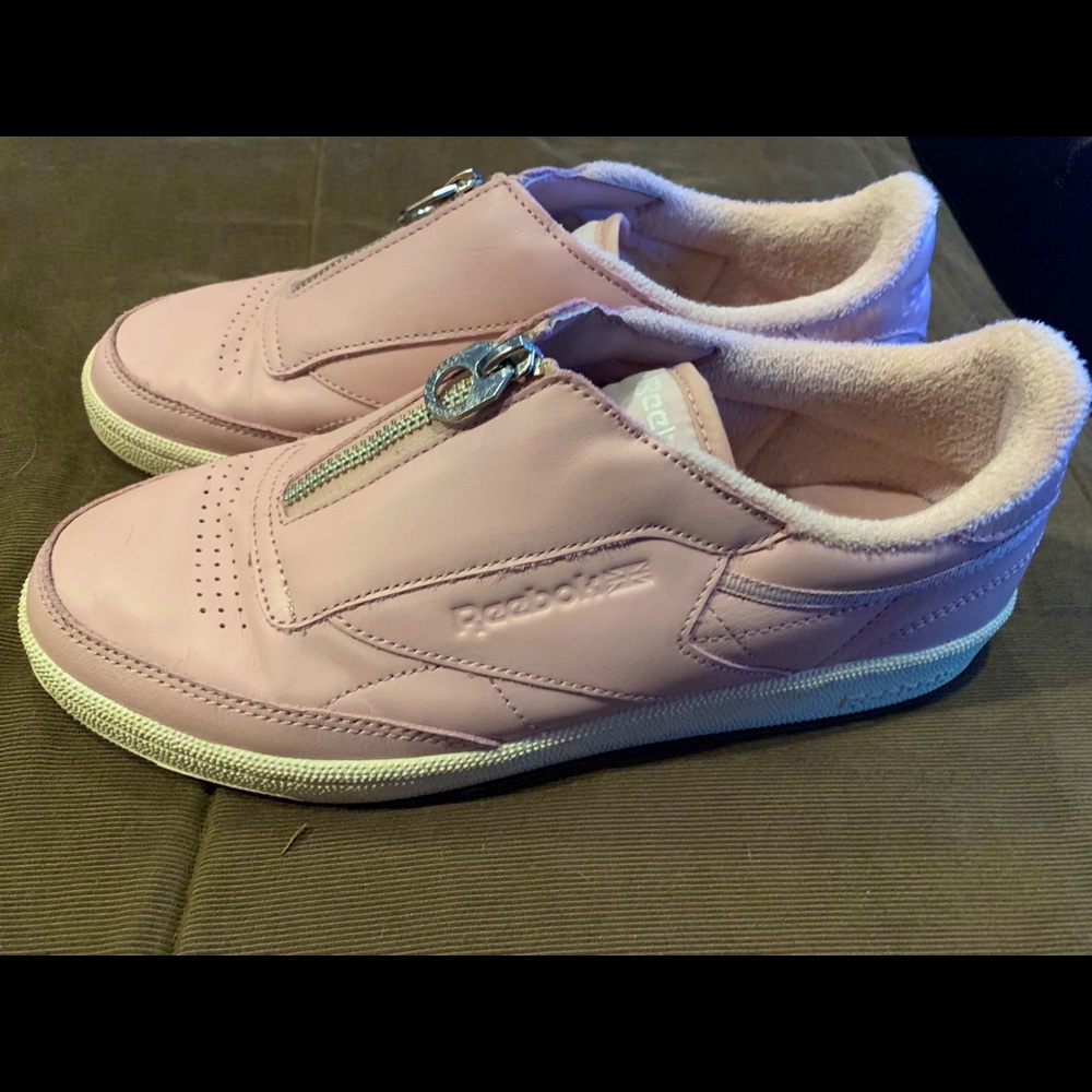 Reebok Classic Sneaker 8.5, in great shape!!pink